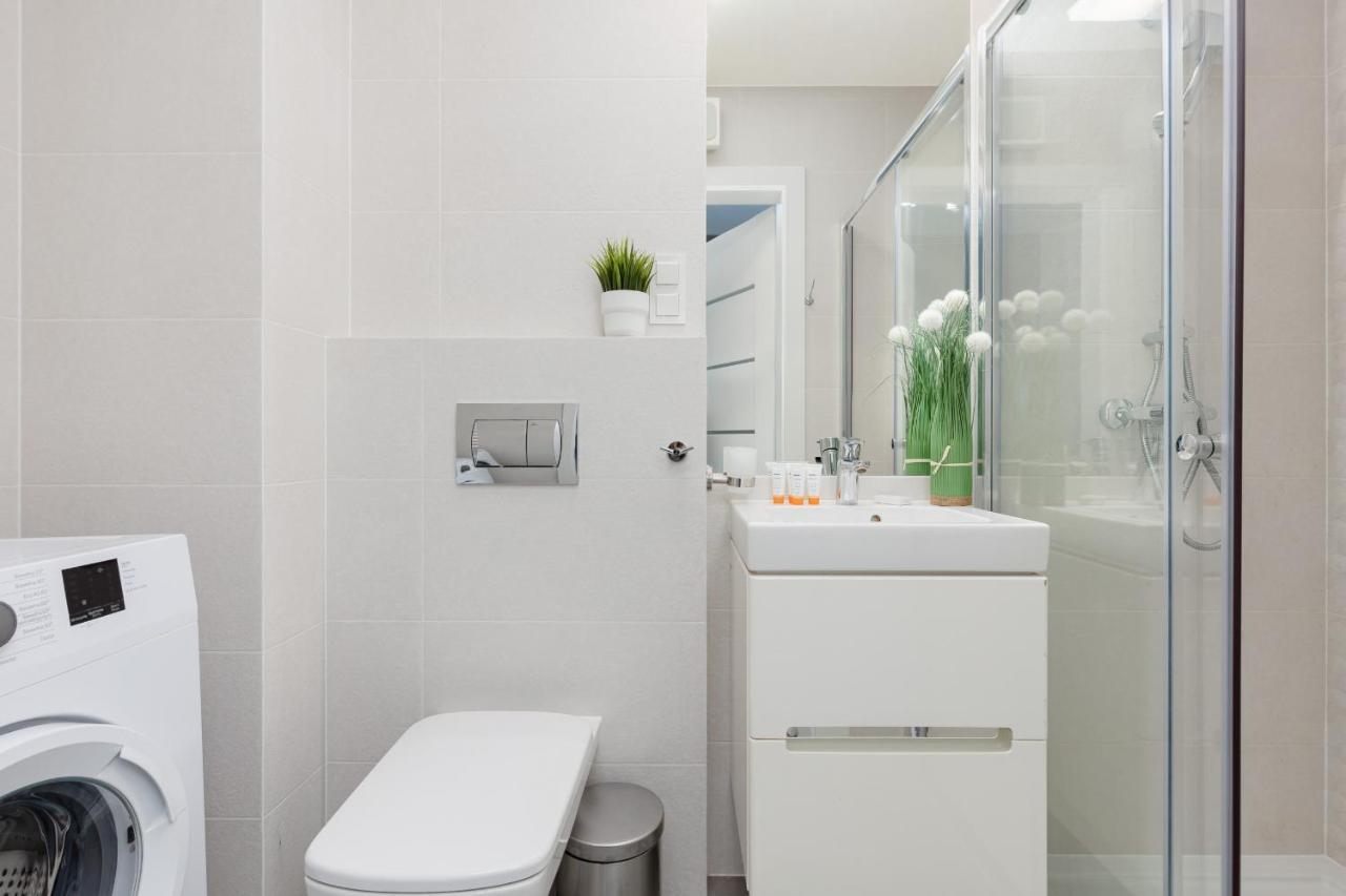 Studio With Balcony Warsaw Kokoryczki By Noclegi Renters المظهر الخارجي الصورة
