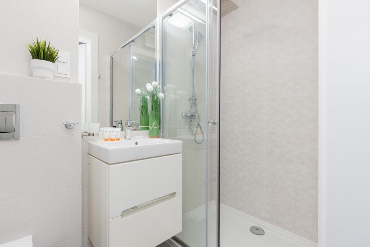 Studio With Balcony Warsaw Kokoryczki By Noclegi Renters المظهر الخارجي الصورة